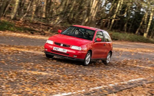 Във време, когато тогавашният Golf GTI не беше точно страхотен, VW Group правеше един по-лек, по-бърз и по-изгоден хот хеч, базиран на Polo. Изберете между 2.0 8v или 16v.
