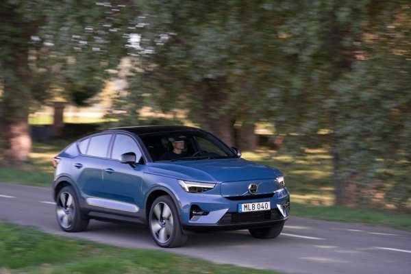 Шведската марка се утвърди на пазара, предлагайки практични и разумни автомобили с подчертан акцент върху безопасността. В тези отношения обаче С40 изпъква по негативен начин в гамата, особено в сравнение с по-квадратестия електрически XC40 Recharge. По-скосеният покрив при С40 изглежда елегантно, но влошава чувствително видимостта, създавайки големи слепи зони, и освен това отнема доста от товарното пространство. 
Двата електромотора произвеждат 402 коня мощност, което не е кой знае колко за сегмента. От друга страна, стартовата цена от $59,845 прави тази кола една от по-достъпните в сегмента на електрическите SUV. 

Оценка на Car and Driver: 7.5/10
Пробег с едно зареждане по ЕРА: 364 км
