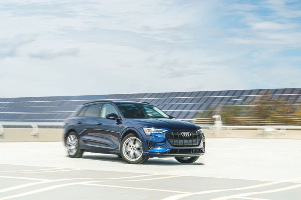 Ако имаше малко повечко обхват, Audi e-tron спокойно можеше да претендира и за първото място в тази класация, отбелязват ог C&D. Отчетените от ЕРА 357 км с едно зареждане са най-ниският показател в целия списък, а при купеобразната версия е-tron Sportback те падат до 350 км. 
Иначе достойнствата на модела са много - луксозен интериор с четливи сензорни екрани и много впечатляващия Virtual Cockpit. Задвижването на четирите колела е стандартно, двата електромотора дават 355 конски сили обща мощност. Ако превключите в спортен режим, за кратки отрязъци мощността може да скочи до 402 коня. Освен това e-tron наваксва относително скромния си обхват с впечатляващо кратко време за зареждане. При 150 киловата автомобилът се нуждае само от 30 минути, за да допълни батерията до 80%. 

Оценка на Car and Driver: 8/10
Пробег с едно зареждане по ЕРА: 357 км
