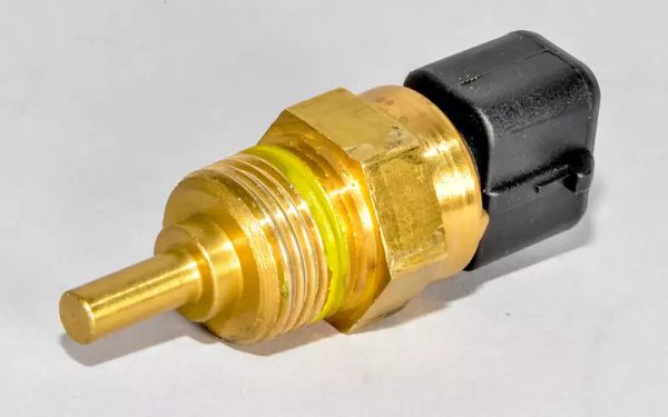 Термистор с отрицателен температурен коефициент: съпротивлението му намалява с повишаване на температурата. Използвайки тези данни, ECU регулира състава на сместа, времето за запалване и контролира работата на контролирания термостат и скоростта на охлаждащия вентилатор, ако има такъв.

Неговото местоположение е в главата на цилиндъра или в маркуча на охладителната система.

Ако дефектира, можете да шофирате известно време, но с намалена производителност и увеличен разход на гориво. Вентилаторът за охлаждане ще работи постоянно.
