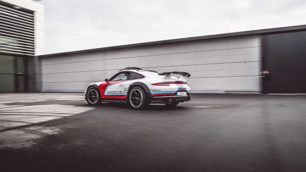 Доработките на 911 Vision Safari са очевидни - окачване от рали-машина, светодиодни покриви на покрива, състезателни седалки и каркас за безопасност в салона. Има и специална отсек на системата за вентилация, където пилотът и навигаторът могат да поставят шлемовете си по време на пътуване между специалните участъци.
