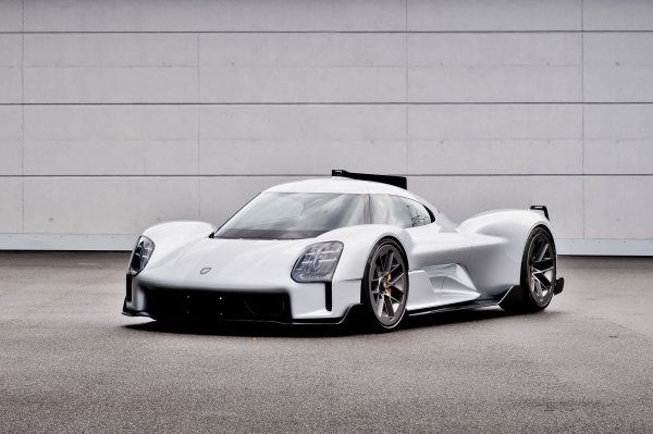Прототипът 919 Street е построен на базата на модела Porsche 919 Hybrid, който участва в сериите за издръжливост. Първоначално е планирано тази кола да бъде изпозвана и на обществени пътища, но ръководството на компанията е отхвърлило тази идея.
