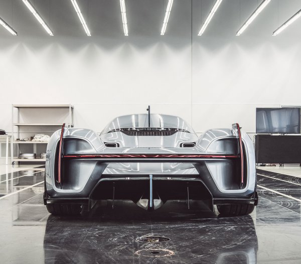 Машината е получила монокок от карбон, както и състезателна хибридна система с мощност 900 конски сили. Като габарити тя напълно повтаря болида, който участав в сериите "Льо Ман".
