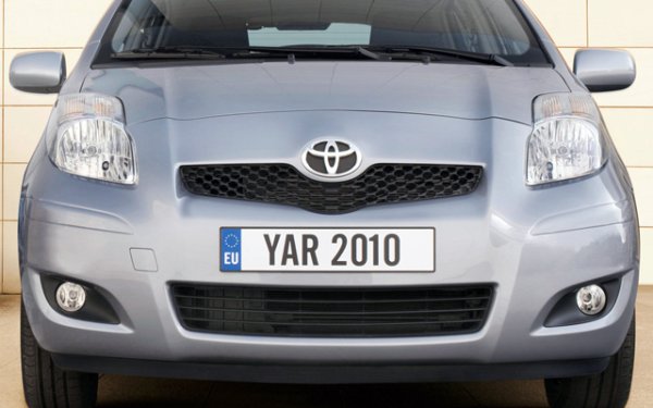 Боята и ламарините на Yaris са доста нежни. Бързо се появяват язвички и драскотини, боята се изтрива лесно, а ръжда се появява при свръзките на броните и каросерията. Тя обаче е рядко срещано явление, защото защитата от корозия е направена с високо качество, особено за по-новите екземпляри. Вътрешната пластмаса не се отличава с устойчивост на износване и е склонна към надраскване и скърцане.