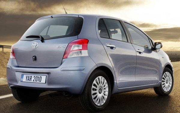 Yaris-ите от второ поколение се характеризират  с не твърде информативен волан и меко окачване, като при тази модификация е наблегнато на комфорт, а не на динамичната езда. С двигател 1.3 под капака обаче, хечбекът демонстрира добра динамика, но само в режим „газ до ламарината“. Единственото предимство на роботизираната трансмисия е т.нар. пълзящ режим на празен ход, който обаче работи само до определен наклон.