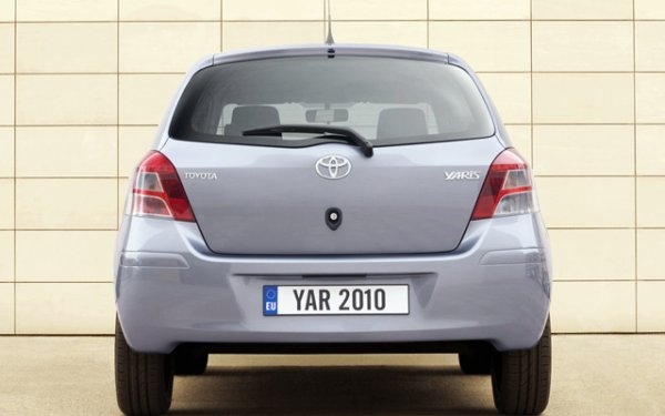 Базовият трицилиндров агрегат от серията KR има едноредова ангренажна верига, която не издържа повече от  120 хиляди км. По-големият четирицилиндров двигател 1.3 е по-надежден и издръжлив. Обновеният 1.33-литров двигател също е за препоръчване. И двата агрегата обаче обичат висококачествено масло. Ръчната и много рядко срещаната четиристепенна автоматична скоростна кутия на Yaris не създават особени проблеми. Но роботизираната кутия има малък ресурс на съединителя.