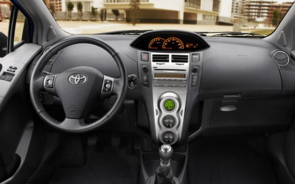 С други думи Toyota Yaris е просторна, практична и удобна градска кола, а ако спазвате препоръките ни, сред комбинацията от двигатели и скоростни кутии можете да изберете надежден вариант. Жалко, че японският хечбек не блести нито с красота, нито с динамика, но както е казал народът: За всеки влак си има пътници.