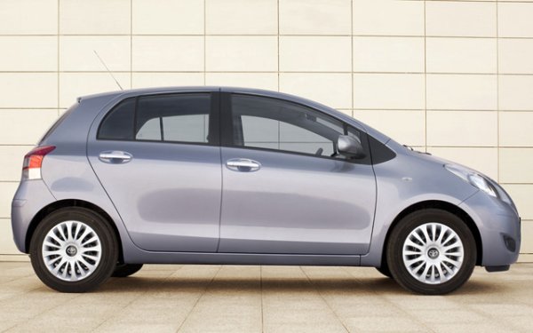 Що се отнася до окачването , то се характеризира с проста конструкция и най-често се налага подмяна на втулки на стабилизиращата щанга. Останалите елементи от окачването също не са ултранадеждни, но не създават проблеми и изминават поне 100 хиляди км. С други думи избягвайте трицилиндровите мотори и роботизираните трансмисии. Yaris с 1.3 мотор и ръчка обаче е добър избор за непретенциозна градска кола.