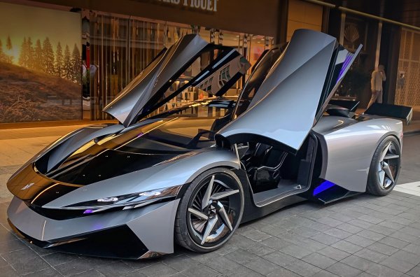 Първият модел на компанията Farnova Automotive ще достигне 100 км/ч от място за 1,9 секунди, а 300 км/ч за 8,5 секунди. 