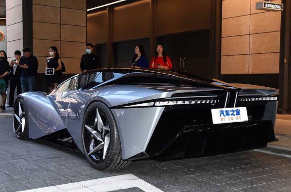 Хиперавтомобилът ще може да изминава 600 км с едно зареждане и да ускорява до 420 км/ч. Мощността на електрическата задвижваща система е 1835 к.с., капацитетът на батерията на Northvolt (Швеция) е 75 кВт/ч. 