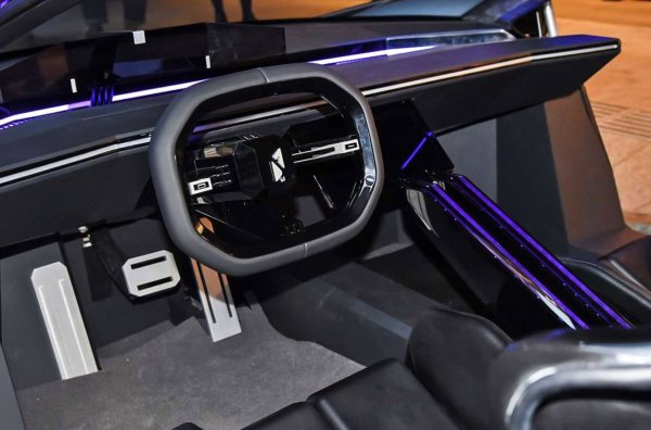 Колата разполага с прибиращо се крило, въздушна спирачка и впечатляващ дифузьор. Интериорът е направен в минималистичен стил. Продажбите ще започнат през следващата година, като ще бъдат произведени само 200 бройки. 