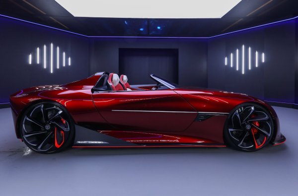 Производствената версия, която може да се нарече C EV, ще ускорява до 100 км/ч от място за около 4 секунди и ще изминава 800 км с едно зареждане. 