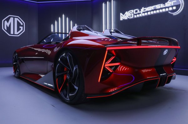 Търговският вариант има заоблени корпуси на външните огледала, фарове с мотиви на британски флаг и покрив, който се отваря за около десет секунди. Производителят обещава цена на нивото на конкурентите с двигатели с вътрешно горене. 