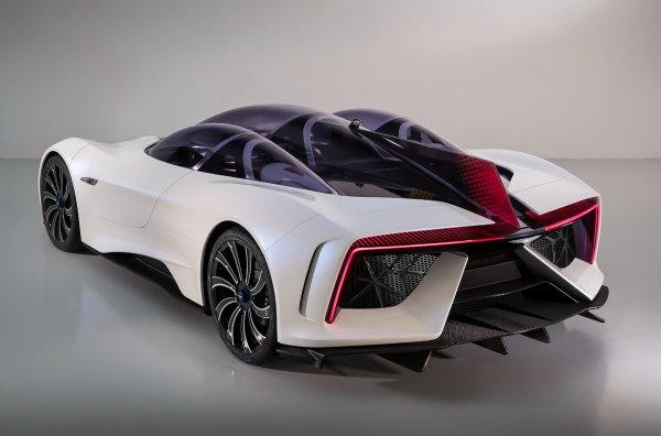 Топ-версията има два електрически мотора на всяко задно колело и един на предното, като общо те дават 1305 к.с. и 2340 Нм. Теглото на автомобила е 1,63 тона, като ускорението от 0 до 100 км/ч отнема 2,5 секунди. Максималната скорост е 320 км/ч, а пробегът само на ток &ndash; 200 км.