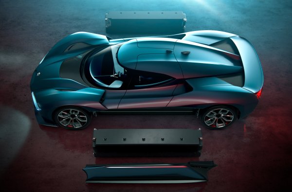 Четирите електрически мотора произвеждат 1360 к.с. и позволяват ускорение до 100 км/ч за 2,7 секунди и до 200 км/ч за 7,1 секунди. Максималната скорост е 313 см/ч, а пробегът с едно зареждане на батериите &ndash; 425 км/ч.