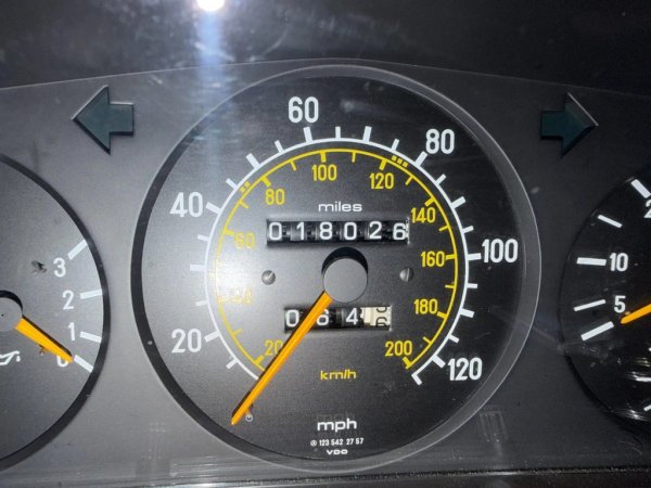 Този конкретен 300D Turbo обаче не е на милиони километри. По стандартите на модела, той е на практика нов - километражът и сервизната му история доказват пробег от едва 18 026 мили, или 29 010 километра. 
