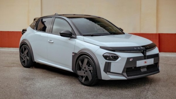 Това е най-успешната марка в историята на ралито (има десет световни титли сред производителите и четири сред пилотите, поравно разпределени между Мики Биазион и Юха Канкунен). Но след оттеглянето през декември 1991 година, трябваше да чакаме над тридесет години за скорошната поява на Lancia Trophy. Колата ще се пусне първо на ралита в Италия, а по магазините до края на лятото.

Състезателния вариант е наречен  Ypsilon Rally4 HF  и оборудван с 1.2 Turbo трицилиндров двигател с вътрешно горене, способен да развие максимална мощност от 212 к.с., комбиниран с 5-степенна секвенциална скоростна кутия с механичен самоблокиращ се диференциал. Пътната версия обаче се предлага изключително със 100% електрически двигател с 280 к.с.  и 340 Нм  въртящ момент, комбиниран с батерия с капацитет 54 кВтч, която според компанията гарантира максимален пробег от  370 км.

Ускорението от 0 до 100 км/ч става за  5,6 секунди. От естетическа гледна точка основните иновации са представени от понижена конфигурация с разширена с 2 см следа в сравнение с традиционния вариант (дължина 4080 мм, междуосие  2540 мм, широчина 1768 мм и височина 1440 мм, докато багажникът има товарен капацитет от 309 литра). Разбира се, плюс ексклузивните 18-цолови джанти.
