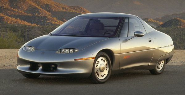 Електромобилите са познати от края на 19-ти век, а съвременната им ера започва GM EV1 през 1996 г. Автомобилът изглежда като космически кораб, но се оказва твърде скъп, а пробегът му е едва 160 км. В резултат на това са произведени малко над 1000 бройки EV1, които се дават предимно под наем. Електрическият автомобил изпревари времето си и даде тласък в развитието на подобни модели.