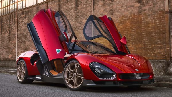 Първият пример, който може би ви идва на ум, когато мислите за емоционални имена на нови автомобили, както по хронологичен, така и по азбучен ред, със сигурност е новата Alfa Romeo 33 Stradale. Тя е изградена на платформата на Maserati MC20, но дизайнерите са работили усилено, за да създадат каросерия, която изглежда като оригинала Tipo 33 Stradale, показан за първи път през 1967 г. 