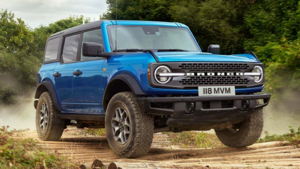 Ford наскоро извади от нафталина и името Bronco, като това се случва четвърт век след края на продажбите на оригиналния модел. Ретро-дизайнът на новото поколение директно препраща към миналото, а високото търсене на новия всъдеход показва, че решението за възраждане на името е правилно.