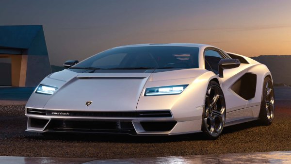 Ретро-дизайн и ретро-име -това беше формулата за създаването на на Lamborghini Countach LPI 800-4. Хиперколата от Сант'Агата Болонезе, произведена само в 112 бройки, трябва да върне в настоящето дизайна на една от най-големите легенди на производителя. 