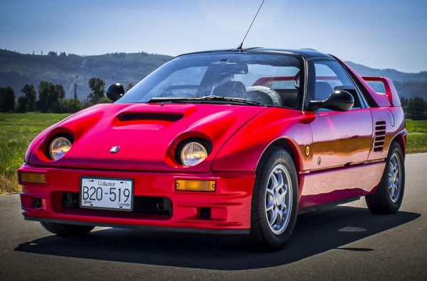 Историята за произхода му също е повече от интересна: автомобилът е създаден от Suzuki, въпреки че е популяризиран под марката Autozam на Mazda.
Представен през 1985 година на автосалона в Токио, експерименталният роудстър RS / 1 със средноразположен двигател е отхвърлен от шефовете на Suzuki, тъй като е прекалено радикален. Затова пък от Mazda се вдъхновили от идеята и направили предложение на конкурентите, което не можело да бъде отказано. Като част от сделката разработчиците не само предали на марката от Хирошима шасито и двигателя, но също така предоставили собствени производствени мощности и се приготвили да прибират процент от продажбите.