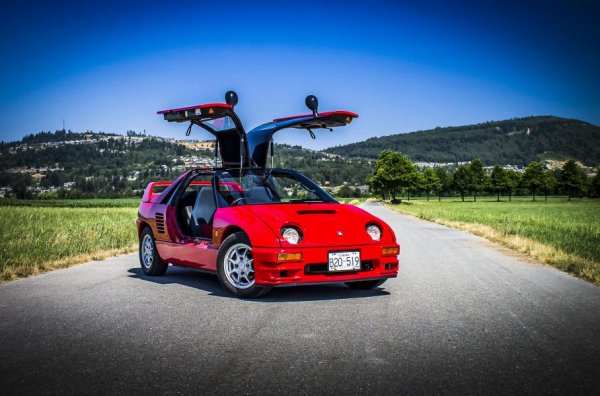 На някои снимки тази машина умело прикрива размерите си - може да изглежда, че ококорената малка кола с врати тип &bdquo;крило на чайка&ldquo; е сравнима с Toyota Celica, но това е илюзия. Autozam AZ-1 е мъничка кола с дължина 3295 мм и микроскопично междуосие 2235 мм. 