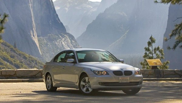 Въпреки че в дизайна на N54 беше заложен голям запас от здравина, той има редица сериозни проблеми. Собствениците се оплакват от неизправности със системата за директно впръскване на гориво. Инжекторите и инжекционните помпи рядко издържат над 100 000 км и са много чувствителни към качеството на горивото. Най-лошият сценарий е, когато повреден инжектор буквално наводни цилиндъра с бензин, причинявайки воден удар.

Кратък е и ресурсът на електрическите помпи и турбини Mitsubishi, които понякога не могат да издържат дори 120 000 км. Въпреки това, с правилна поддръжка и редовно измиване на радиатора, N54 може да служи на собственика си 300 000 км и повече.
