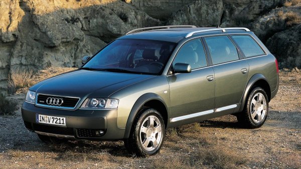 Години на производство: 2000-2006

На кои модели се монтира: Audi A6, A6 allroad

Основни проблеми: газоразпределителен механизъм, турбини, охладителна система, течове

Двигателят 2.7 BiTurbo, известен предимно от офроуд комбито Audi A6 Allroad, първоначално се счита за успешен. Оборудван с две турбини, V6 развива 250 к.с. и 350 Нм. С течение на времето обаче се оказа, че има какво да се желае по отношение на надеждността му, особено ако не се грижите за него. При идеални условия ресурсът му достига 250 000 км, но това е рядкост.

Един от основните проблеми е газоразпределителният механизъм с ремък и две вериги. Ако едната верига се скъса или се плъзне на една от главите на цилиндъра, двигателят не спира, тъй като втората продължава да работи. Това може да доведе до огънати клапани и повредени бутала. По-добре е да сменяте ангренажния ремък на всеки 60 000 км, иначе проблемите не могат да бъдат избегнати.

