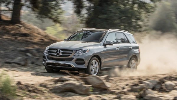 Проблемите с газоразпределителния механизъм обаче останаха. Новата система с три вериги и междинен вал се оказа ненадеждна. Проблемите обикновено се появяват след 130 000 км, но понякога и много по-рано. Производителят дори организира кампания за изтегляне на някои автомобили заради този проблем.

От M276 има и други оплаквания. Клапаните за промяна на фазите на разпределителния вал се износват след 60 000 км. Инжекторите издържат малко повече. Има голяма вероятност от проблем с уейстгейт актуатора, водещ до недостатъчно надуване на турбината или детонация. Регулируемата маслена помпа често се задръства. Този двигател може да издържи 300 000 км, но това е доста трудно.
