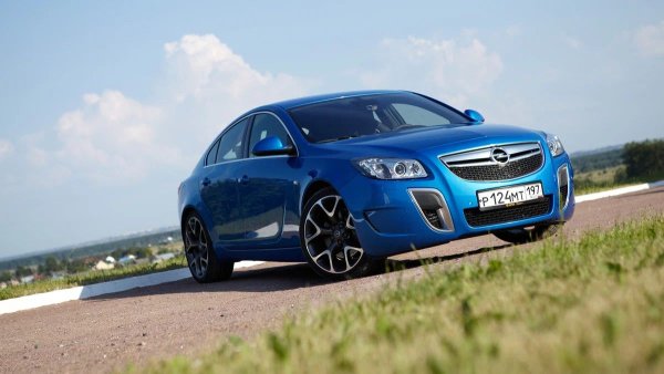 Години на производство: 2008-2013

На кои модели се монтира: Opel Insignia, Saab 9-5

Основни проблеми: склонност към прегряване, течове на масло, инжектори, блок за управление, горивна помпа

Двигателят A28NET, известен още като 2.8 Turbo, стана един от най-мощните в гамата на Opel. Алуминиевият V6 с директно впръскване във версията с 325 к.с. беше основната характеристика на Insignia OPC. Бързо обаче се разбра, че няма да може да насладите на отличната динамика, гладката работа и приятния му звук за дълго време.
