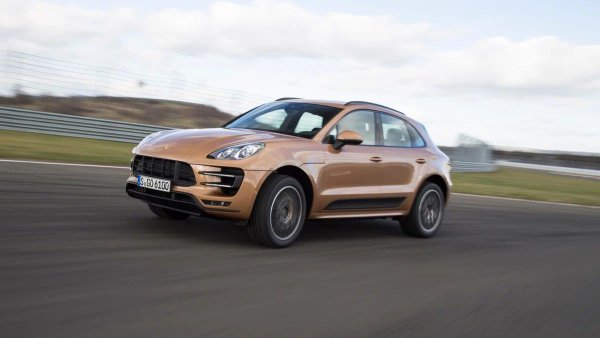 Години на производство: 2014-2018

На кои модели се монтира: Porsche Cayenne, Macan

Основни проблеми: надраскване в цилиндрите, охладителна система, задвижване на времето

Сред разнообразието от модификации на второто поколение Porsche Cayenne и на "първия" Macan има опции с 3,6-литров V6 с двойно компресиране, който развива впечатляващите 400&ndash;440 к.с. Кросоувърите, оборудвани с него, показват впечатляваща динамика, но често отиват не на пистата, а в сервиза: ресурсът им рядко надвишава 200 000 км.
