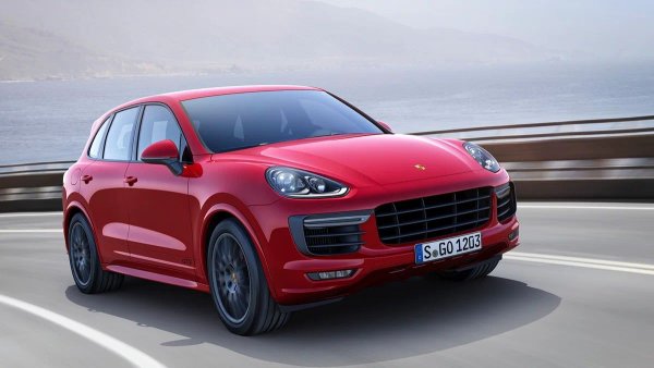 Най-сериозният проблем с двигателя на Porsche е надраскванията на цилиндрите. Те могат да се появят поради използването на нискокачествено гориво, прегряване или редки смени на маслото. Собствениците често се сблъскват с неизправности в охладителната система. Спукването на пластмасови тръби е особено неприятно, което може да доведе до течове и прегряване.

След 150 000 километра бъдете готови да чуете шум от разтегнати ангренажни вериги, което означава, че се задава скъпа подмяна. Други слаби места включват запалителните бобини, горивните помпи за високо налягане, турбините и горивните помпи, които могат да се повредят при голям пробег.