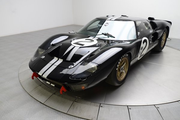 Точно като Daytona Coupe, Ford GT40 е разработен, за да победи колите на Ferrari в &bdquo;24 часа на Льо Ман&ldquo;. Колата е създадена веднага след неуспешния опит на Ford да купи Ferrari. Тя не е проектирана изцяло от Шелби, но той участва в нейното създаване заедно с Ford Advanced Vehicles, John Wyer Automotive Engineering и Kar Kraft. А след поредица от разочароващи резултати, Карол оглавява проекта и това променя нещата.