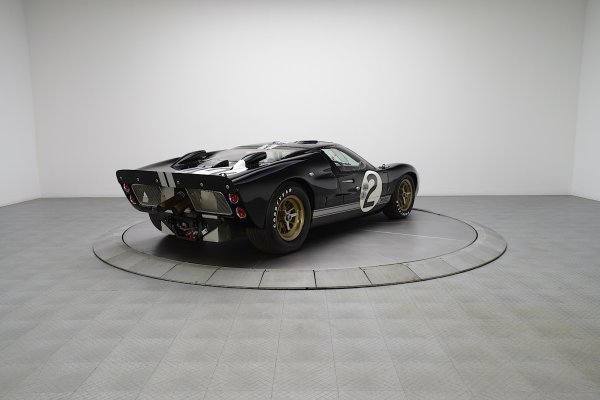 Под ръководството на Шелби, GT40 се превръща в състезателна кола и печели &bdquo;24 часа на Льо Ман&ldquo; през 1966 и 1967 г., постигайки мечтата на Хенри Форд II да победи Ferrari .Успехът на Карол е продължен от Джон Уайър, който извежда GT40 до още две победи в &bdquo;Льо Ман&ldquo;. Льо Ман през 1968 и 1969 г.

