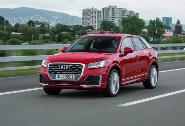 Audi Q2 се произвежда от 2016, а през 2020 беше извършен фейслифт, който донесе нови обозначения на двигателите (30, 35, 40), стандартни LED светлини и обновена мултимедийна система. Вторичният пазар е доминиран от копия от периода 2017-2021, често с пробег над 150 000 км. Цените започват от около 12 000 евро за единици с голям пробег, но за добре оборудван уред с разумно измерване на километража трябва да платите два пъти повече.  Спортната версия на SQ2 с двигател от 300 к.с. може да достигне 30 000 евро.