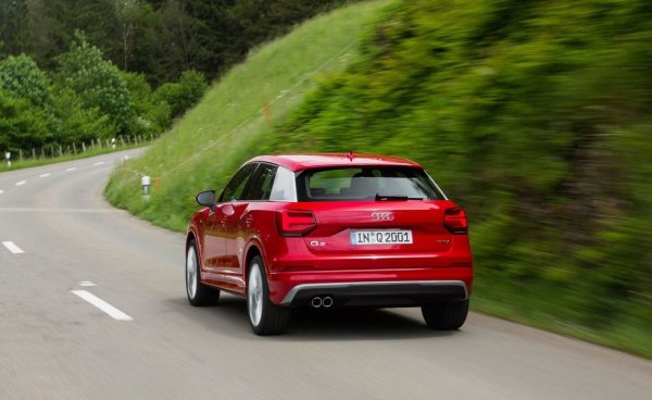 Що се отнася до изработката на каросерията, Q2 не дава причина за оплаквания. Разстоянието между елементите е равномерно, боята е нанесена внимателно, а антикорозионната защита на шасито е направена правилно. Ръждата се появява най-много по компонентите на окачването, особено по задните контролни рамена, но това е по-скоро естетически проблем, отколкото опасност за безопасността. Единственият проблем е свързан с моделите от първата година на производство, където предните и задните прозорци бяха отлепени.