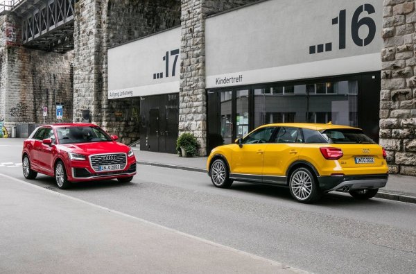 Шасито на Q2 е издръжливо. Спортният SQ2 има по-твърди пружини, останалата част от гамата предлага комфортна атмосфера. След години употреба има разхлабване в предните контролни рамена, но втулките могат да се сменят отделно. Проблем може да има с ръждясалите задни спирачни дискове.

Стабилизаторните връзки могат да почукват &ndash; има резерви, макар че качеството им варира. В екстремни случаи задните контролни рамена могат да ръждясват и на определени периоди от време трябва да бъдат заменени превантивно.
