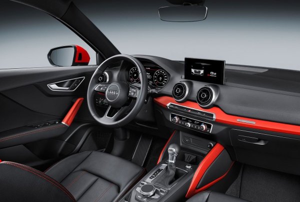 Интериорът е силната страна на Q2 и един от основните аргументи за избор на този модел пред по-евтини конкуренти. Материалите запазват качеството си дори след години интензивна употреба. Цифровите часовници могат вярно да имитират класически аналогови уреди. Като недостатък може да се посочи лошата видимост отзад през широките C-колони и тесен вход към втория ред седалки. Скромният списък със стандартно оборудване също е типичен за Audi.