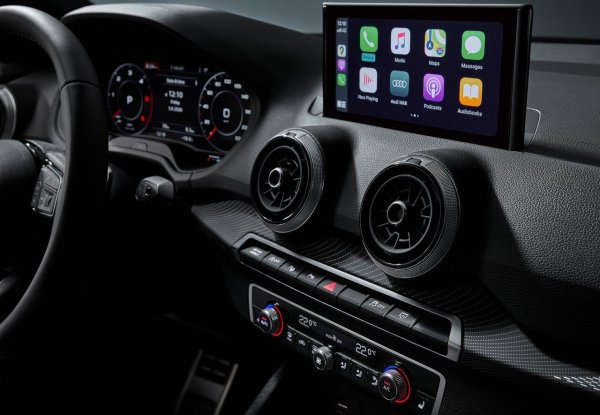 Проблемите с електрониката се отнасят основно до модела от 2019, където дефектни централни електрически контролери причиниха редица грешки. Забавено включване на светлините за заден ход, неправилна настройка на обхвата на фаровете или нулиране на радио настройките изискваха софтуерна актуализация. Повечето от тези дефекти вече трябва да бъдат отстранени като част от сервизните действия.