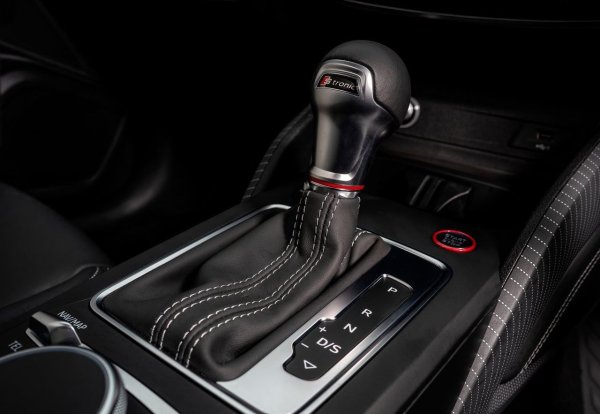 DSG трансмисията с двоен съединител работи гладко през повечето време, въпреки че понякога потреперва след рестартиране на системата Start-Stop. Издръжливостта е висока, при условие че предишният собственик не е злоупотребявал със съединителите, като е стоял дълго време в задръствания или е потеглял нагоре, без да използва спирачката.

Смяната на маслото в DSG на всеки 60 000-100 000 км е абсолютна необходимост &ndash; тя предпазва мехатрониката от повреди. При версии с задвижване на четирите колела (quattro с Haldex) си струва да се смени маслото в многодисковия съединител дори на всеки 30 000 км. 

Също така трябва да се почисти филтъра на помпата, защото мръсотията е една от най-честите причини за проблеми с закрепването на задния мост.
