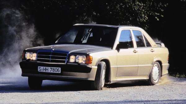 Направо на темата: 5-линково задно окачване със самонивелиращи се амортисьори. В началото на 80-те години. Та дори и в наши дни има високопроизводителни автомобили, които нямат такава техника. Резултатът е бил управляемост и поведение еднакво стабилни и еластични дори и на "най-усуканите" трасета. Сред феновете на това окачване бил и Мартин Бъндъл.