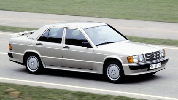 Със сигурност, знаете, че моделът е с "обратната" dogleg скоростна кутия, където първа предавка се активира наляво и надолу. Но особеностите не спират дотук: огледалото от страната на водача е с различен дизайн и размер от това на пасажера, за да бъде той сигурен, че слепите зони няма да са проблем. И, въпреки, че е 4-врат седан, 190E 2.3-16 е само с 4 места. Това е заради големите кресла на задния ред, които не позволяват някое хлапе да седи по средата. Тук не бива да пропускаме и единичната телескопична предна чистачка, която всъщност почиства по-голяма площ, отколкото конвенционалните две.