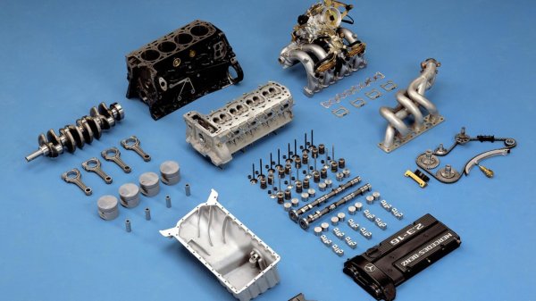 Моторът Mercedes M102 е бил доста "назобан", а съотношението между вътрешния диаметър на цилиндър и хода на бутало е било меко казано нестандартно. И агрегатът бил перфектния кандидат за ювелирна работа от страна на Cosworth. С олекотена глава, огромни всмукателни и изпускателни колектори за 4-те клапана на всеки цилиндър. 16-клапанов редови мотор в наши дни си е част от ежедневието, но преди 35 години си е било внедряване на технология от Формула 1.

От Cosworth са поработили сериозно по инжекционната система и възпламеняването на горивото, като добавили и специални бутала Mahle и изпускателна система Mandrel. В резултат на доработките, двигателят можел да работи до 7100 об/мин и постигал максималната си мощност от 187 конски сили при около 5500 об/мин.