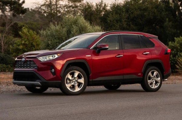 Няколко поколения подред RAV4 остава един от най-печелившите кросоувъри по отношение на остатъчната стойност. Дори след 5 години експлоатация този модел губи около 18%, което е изключително ниско за масовия сегмент. Основните причини са стабилно търсене, гъвкавост и легендарна надеждност.

Атмосферните и хибридните версии са еднакво популярни: бензиновите 2.0 и 2.5 литра с автоматик или CVT не създават проблеми. Тялото не ръждясва, окачването е издръжливо, а ликвидността е толкова висока, че рекламите изчезват бързо. В големите градове такива автомобили се продават само за няколко седмици.
