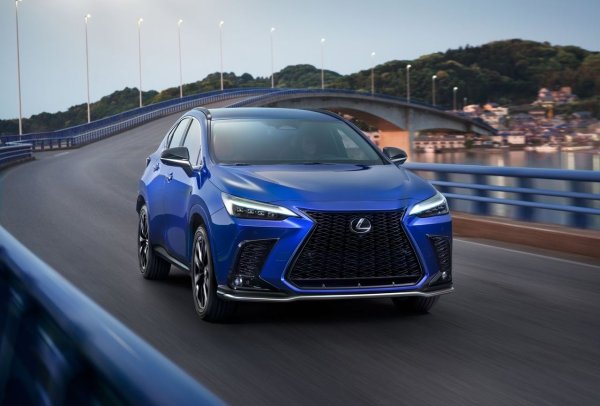 Премиум кросоувърът, изграден на базата на RAV4, също показва отлични резултати на следпродажбеното обслужване. Амортизацията за три години е приблизително 17-20%. За премиум сегмента това е почти рекорд.

NX се отличава с висококачествена звукоизолация, надеждна кутия Aisin и дискретен и неостаряващ дизайн. Собствениците отбелязват, че дори след 5 години интериорът изглежда свеж, а електрониката работи стабилно. Това прави модела особено привлекателен за тези, които искат да платят повече, без да рискуват.
