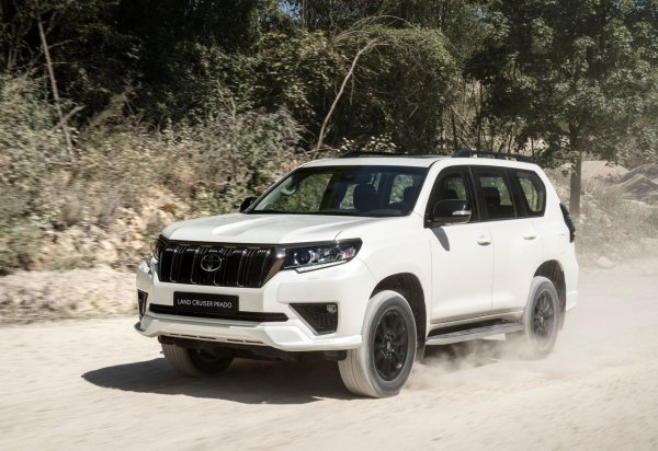 Символ на статус и издръжливост. Land Cruiser е един от малкото автомобили, които могат да бъдат продадени за почти половината от първоначалната си стойност за 10 години. Конструкция на рамката, прости дизели и бензинови V8, огромен запас от безопасност - всичко това го превръща в инвестиция.

На много пазар такива SUV се броят за „сигурен залог" при покупка. Дори пробег над 300 000 км не плаши купувачите, ако колата има сервизна история.
