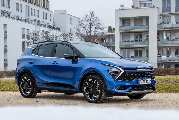 Новото поколение Sportage направи голям скок напред в качеството. Ето защо моделът е търсен на вторичния пазар и губи само 22-25% за три години. Двигателите 1.6 и 2.0 MPI, както и дизелът 1.6 CRDi се считат за надеждни при редовна поддръжка.

Добавете поразителен дизайн, просто окачване и богато основно оборудване и имате кросоувър, който се продава почти толкова бързо, колкото Toyota. Освен това тази Kia не се страхува от скъпи ремонти, което е важно за купувачите.
