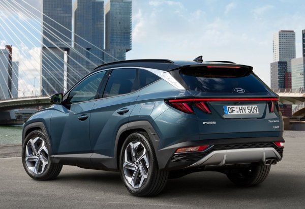 Близък роднина на Sportage, но с по-спокоен характер. Tucson държи цената малко по-лоша с около 23-26% спад за 3 години, но вместо това предлага меко возене, удобно прилягане и лесна поддръжка.

Много купувачи го оценяват заради неговата предсказуемост - колата не изненадва дори при пробег на 200 000 км. За разлика от някои други модели, резервните части за него са по-евтини, а динамиката на 1,6-литровото турбо е достатъчно за града.
