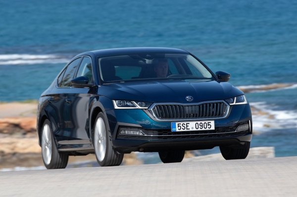 Един от най-ликвидните лифтбекове в Европа. Octavia е средната позиция между семеен седан и практично комби. За три години губи около 20-24% от стойността си. Собствениците го оценяват заради огромния му багажник, издръжливото окачване и икономичните двигатели 1.4 и 1.8 TSI.

Благодарение на висококачествените интериорни материали, автомобилът изглежда като нов от дълго време, а вторичният пазар охотно приема Octavia за таксита и корпоративни автопаркове. Поради високата ликвидност отстъпките при препродажба са минимални.
